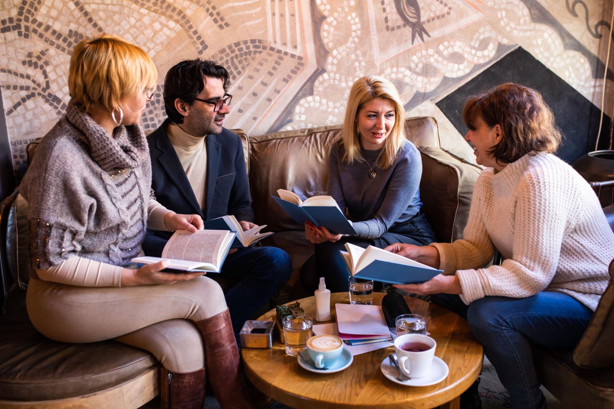 Members and an expert in conversation over books